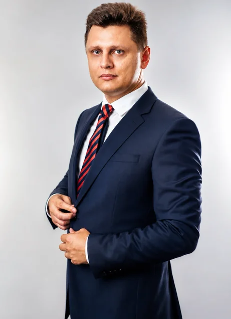 Vadym Rekel w granatowym garniturze i krawacie